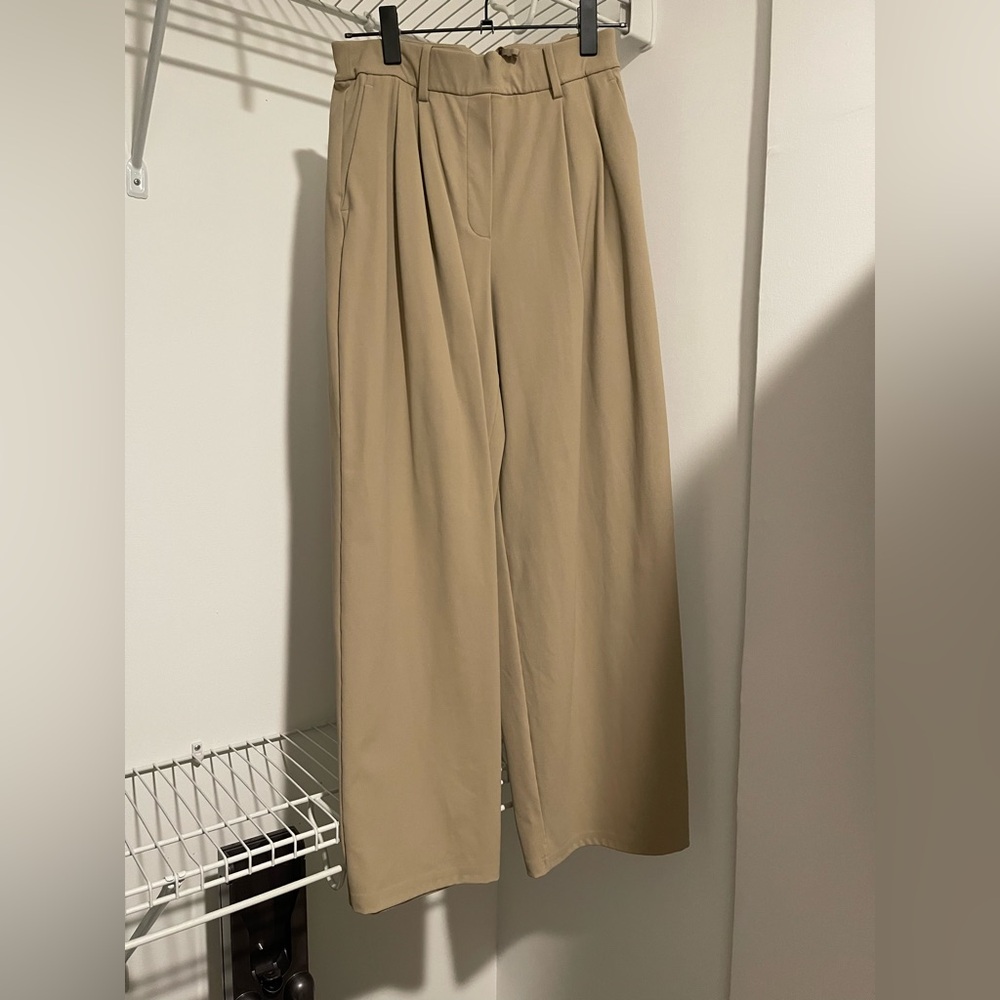Lululemon Daydrift High-Rise Trouser
Short